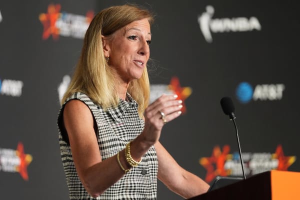 10 millions de dollars la franchise en 2019, 460 millions en 2026, et Cathy Engelbert jure que personne ne l’a poussée vers la sortie