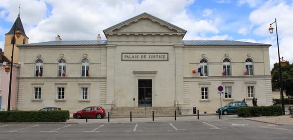 Dans le Jura, juger le père sans exposer son fils