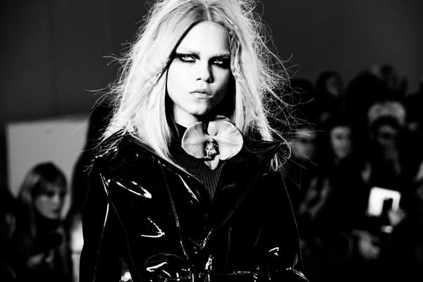 En une seule collection Galliano détruit Margiela