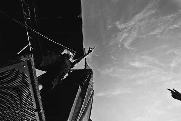 Mike Caffrey, la musique en cliché