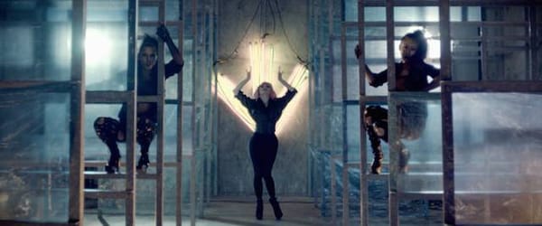 Quand l’esprit de Fellini se mélange à celui de David Bowie dans un clip