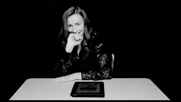 ET DIEU CRÉA LA FEMME