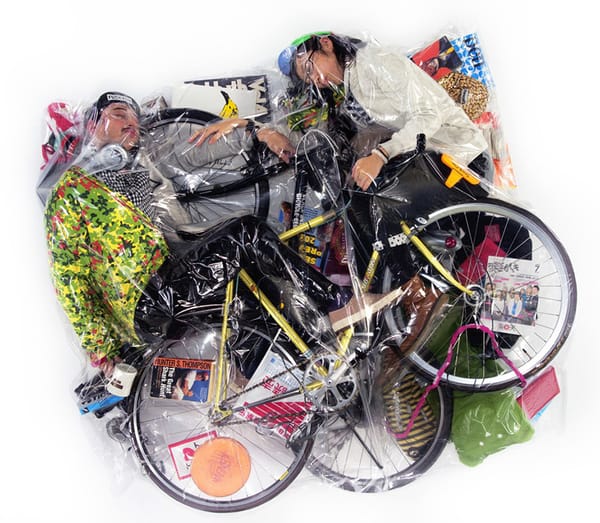 Couples sous emballage plastique