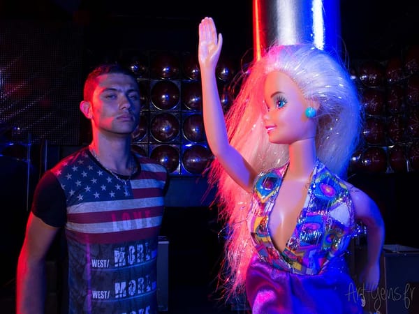 Barbie danse, Barbie nage, Barbie fait la pute, Barbie…