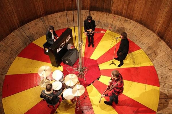 Charlie Lightening réalise « The Roller » pour le groupe Beady Eye