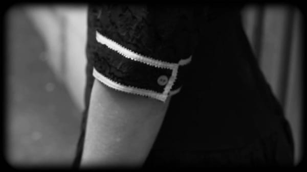 CAMILLA ROBINSON, ABSURDE ANGLAIS