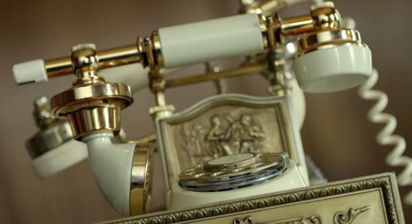 Stop Looking at your phones : le savoir-vivre à l’anglaise