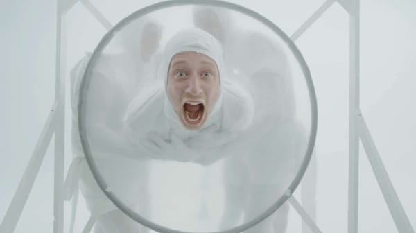 Le clip en forme de cours d’amour universel