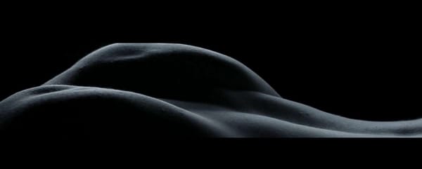 Peut-on se montrer sans être nu ?