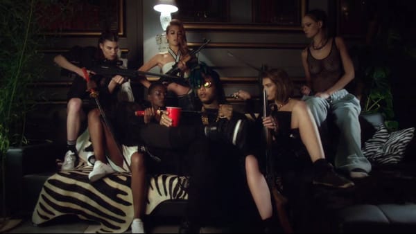 Réinterprétation de La Cène de Leonardo de Vinci dans un clip sexy et décadent