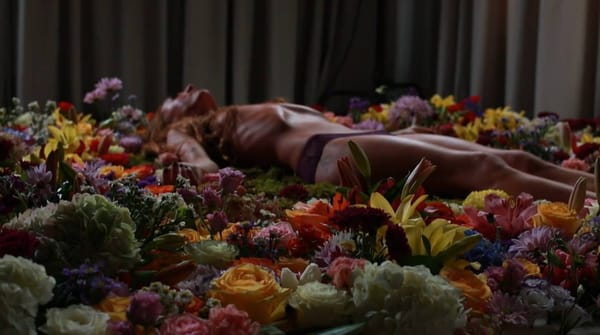 L’artiste Millie Brown performe dans un état méditatif