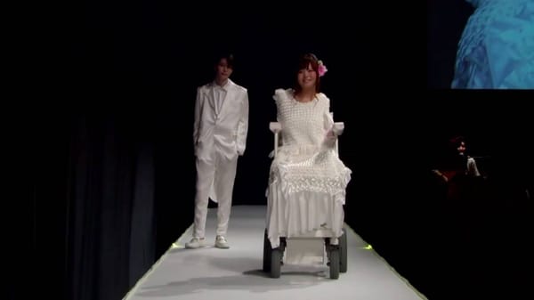 Des mannequins en fauteuil roulant défilent pour la Semaine de la mode à Tokyo