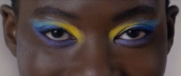 Un ruban autour d’une bombe sous l’œil d’Ambre cardinal