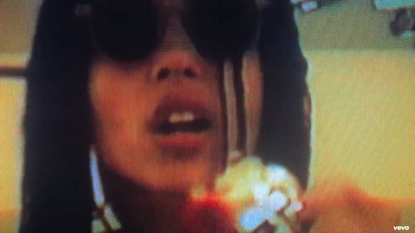 Miley Cyrus et Zoé Kravitz mises en scène dans le clip “Bitch” de LOLAWOLF