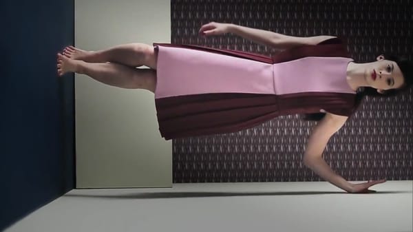 Enfin un film de mode en apesanteur [Mirror – TRU TRUSSARDI]