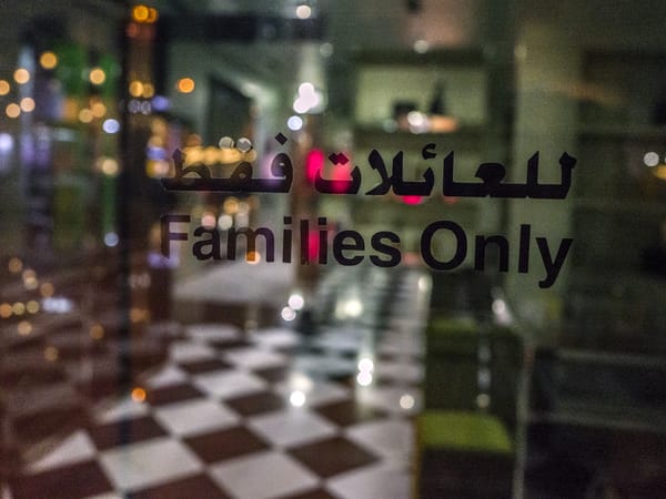 Dougie Wallace lève le voile sur l’hypocrisie des centres commerciaux des Etats Arabes