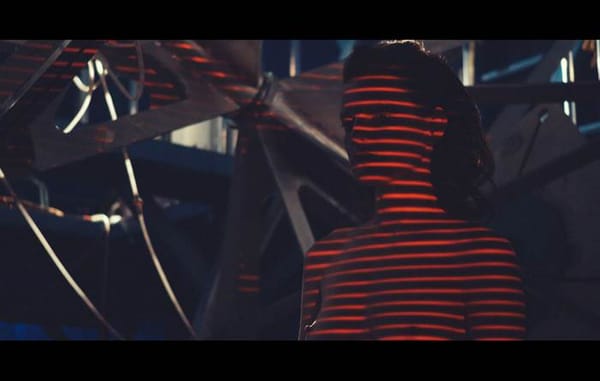 Todd Cole réalise un clip avec un téléphone portable