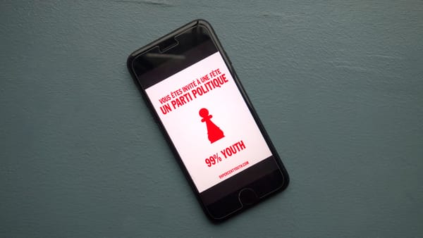 Vous êtes invité à une fête. Un parti politique. 99% YOUTH