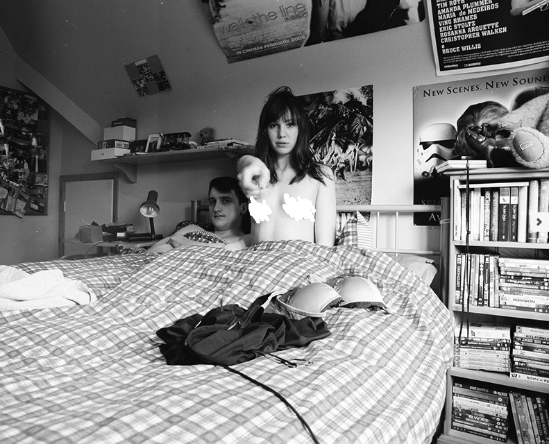 Je peux me prendre en photo seins nus dans ton lit ?