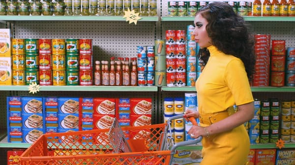 Love in the supermarket : Nadia Lee Cohen a encore frappé