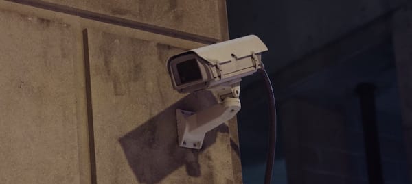 Le premier film illégal et voyeuriste qui vous regarde en train de regarder