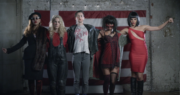 Ce clip est une prière punk, un manifeste rouge qui reprend la rhétorique des classes dominantes grecques