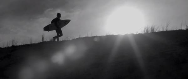 Quand le surfeur Adrien Valero et le guitariste Thibault Cauvin se croisent sous l’œil de Sébastien Chebassier