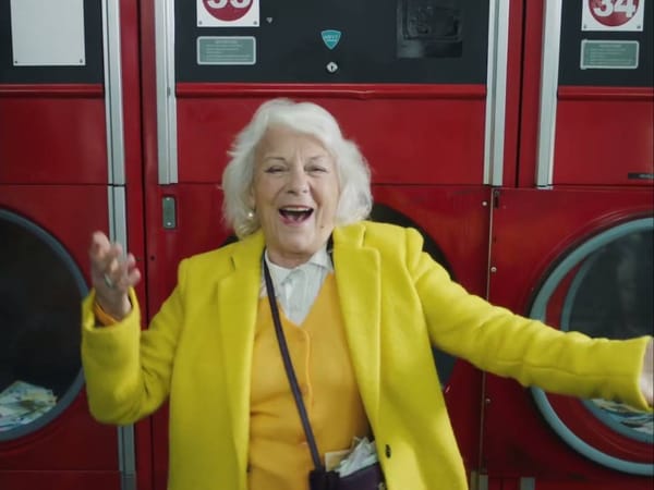 Charlotte Abramow, photographe Belge de 23 ans vient enfin de passer à la réalisation