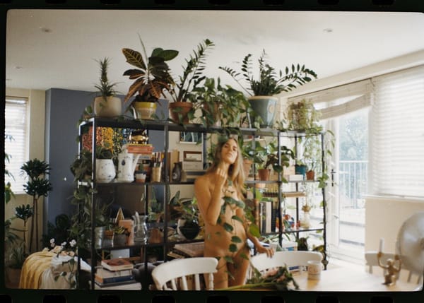 La photographe Maria Clara Macrì a voyagé à travers le monde pour capturer des femmes à l’aise dans leurs chambres