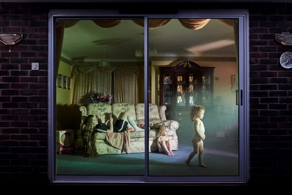 Scarlett Carlos Clarke immortalise la maternité pendant le confinement avec des images dystopiques