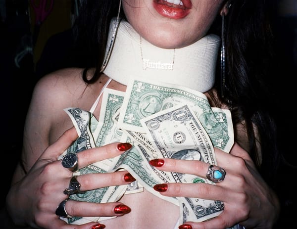 La danseuse Scarlett Kapella documente sa vie dans un légendaire club de strip-tease de LA