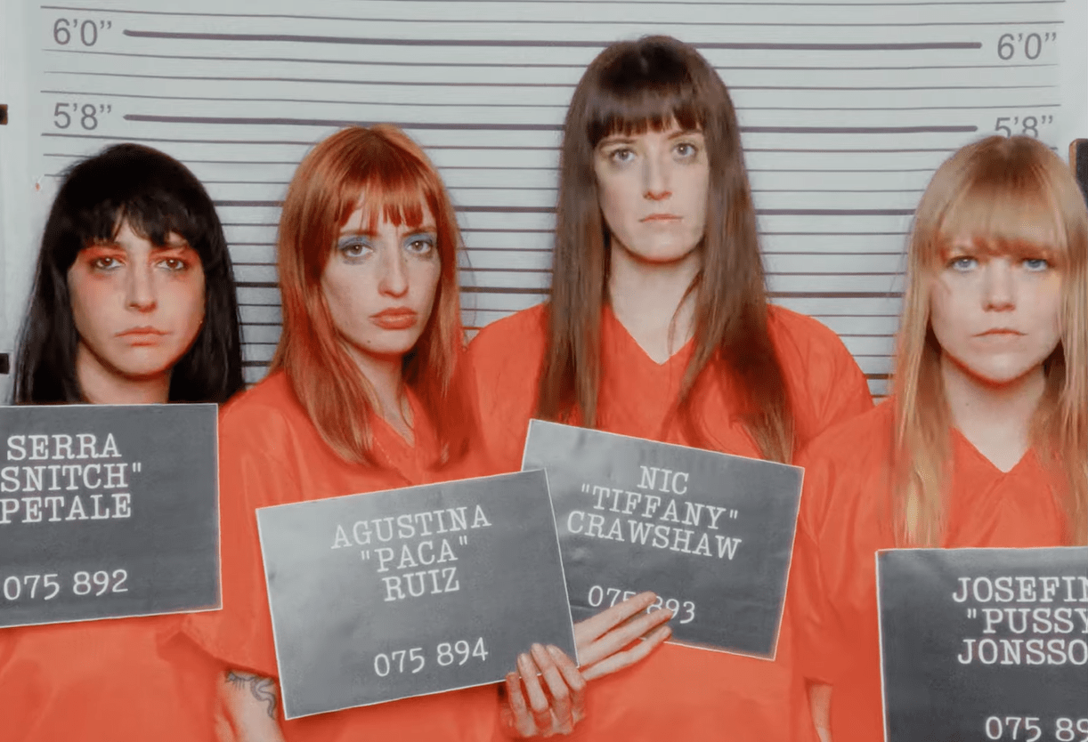 La bande de Los Bitchos est de retour avec un clip qui met en scène des braqueuses fictives