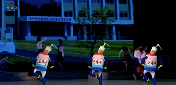 Des enfants mis en scène comme « des désinfectants pour les mains » dans un spectacle pour contrer le virus