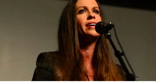 Alanis Morissette : « L’industrie de la musique est littéralement dirigée par des pédophiles »