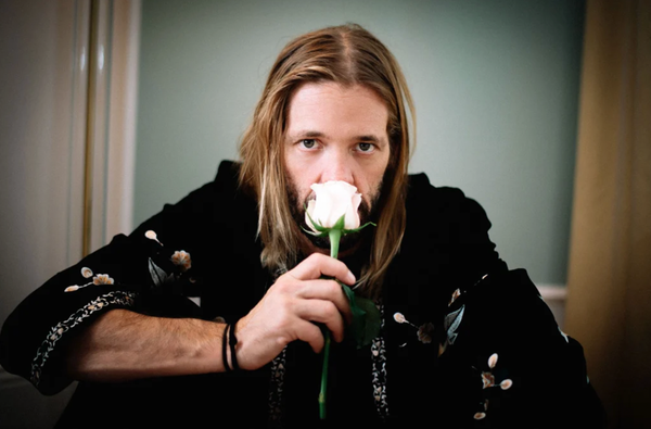 Le batteur des Foo Fighters, qui travaillait à dénoncer Big Pharma, est retrouvé mort