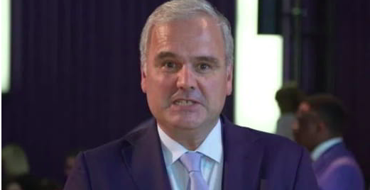 Un cadre de Bayer avoue que les injections d’ARNm sont des « thérapies géniques » commercialisées comme des « vaccins »