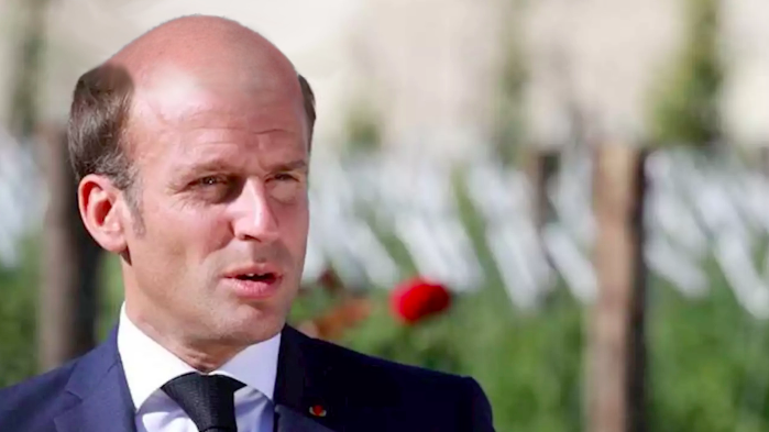 La perruque d’Emmanuel Macron n’est plus un secret d’État