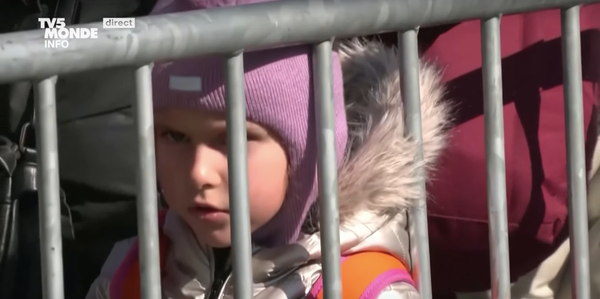 TV5 Monde diffuse l’indiffusable : « Ukraine : les pédocriminels chassent les enfants réfugiés »