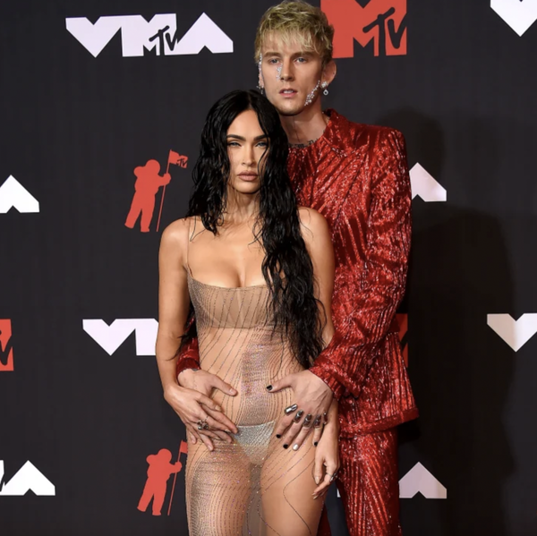 Pourquoi Megan Fox et Machine Gun Kelly boivent-ils mutuellement leur sang ?