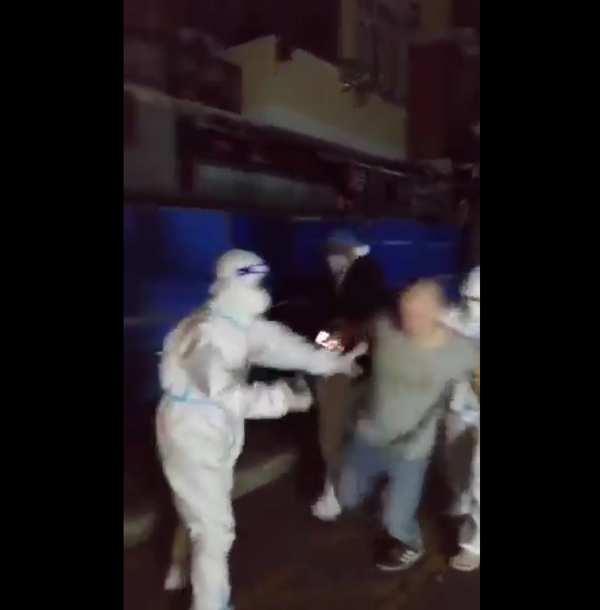 Des images insoutenables d’un français qui veut se suicider face à la dictature sanitaire chinoise