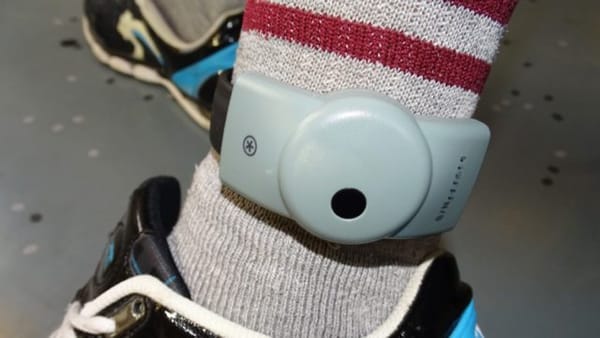 Malades sous bracelets électroniques ? Le Sénat imagine des mesures en cas de « Super-Covid »