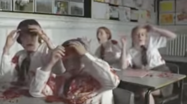 Une prof d’école fait exploser littéralement ses élèves dans un court-métrage satirique délirant