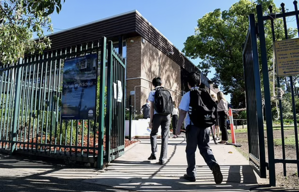 En Australie, 3840 enfants de 10 à 17 ans ont reçu des amendes de 5000$ par la police pour non-port du masque