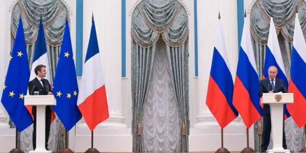 Le Kremlin suspend les échanges téléphoniques avec Emmanuel Macron et qualifie la France de pays « inamical »