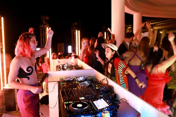 Reportage autour de la première « psychedelics party » à Saint-Tropez