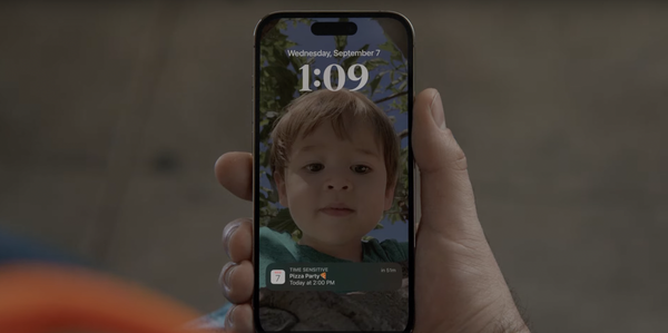Dans sa nouvelle pub, Apple montre un bébé et inscrit dessous : « Pizza Party aujourd’hui à 14h »