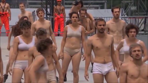 Regardez l’un des « spectacles d’inauguration » démoniaque avec au premier rang Hollande et Merkel