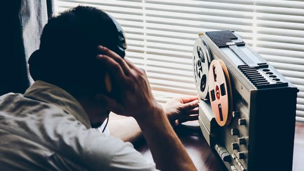 Macron prolonge abusivement la surveillance généralisée de nos téléphones