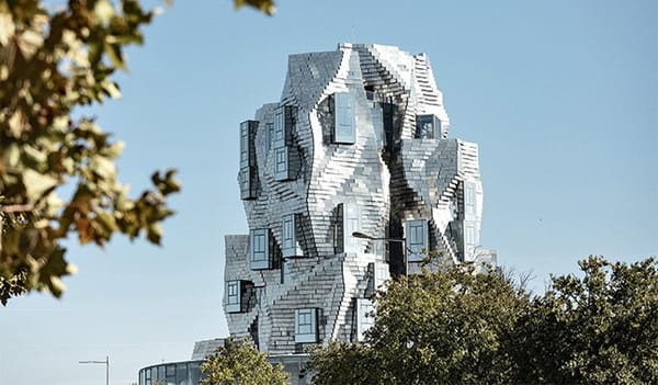 “À Arles” l’anti-guide Vuitton qui met en lumière une ville totalement gentrifiée