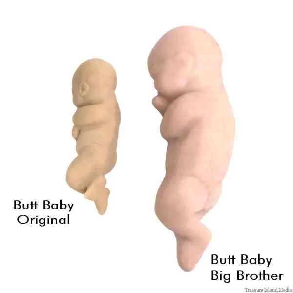 Faire vivre l’accouchement à des hommes trans avec des faux bébés de 13 cm